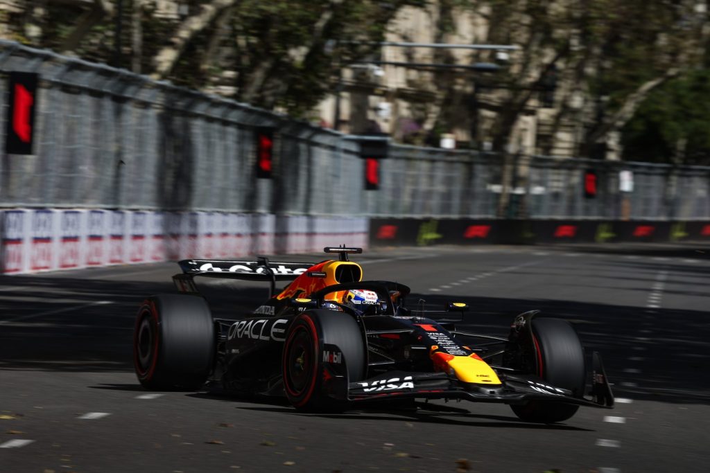 Verstappen conquista la pole a Baku, qualifiche incredibili con Leclerc e Piastri a muro.