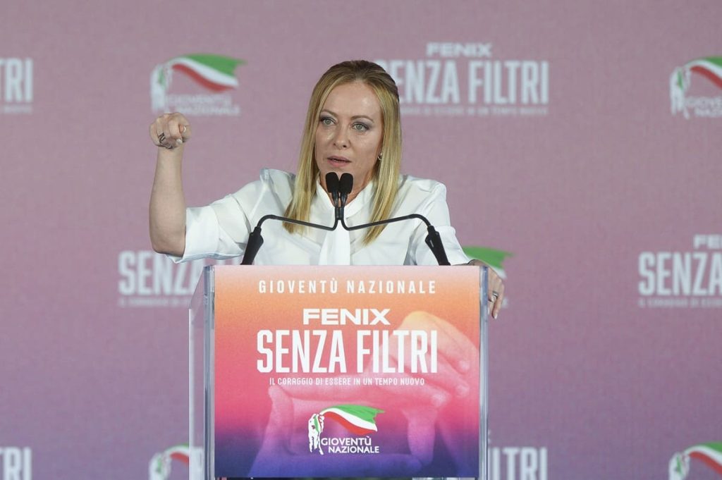 Meloni ai giovani di FdI: “Le minacce aumentano, ma noi non abbiamo paura”