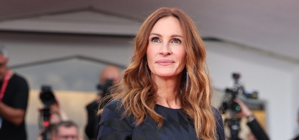 Julia Roberts incarna l’eleganza senza tempo in una raffinata palette neutra.