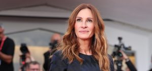 Julia Roberts incarna l’eleganza senza tempo in una raffinata palette neutra.