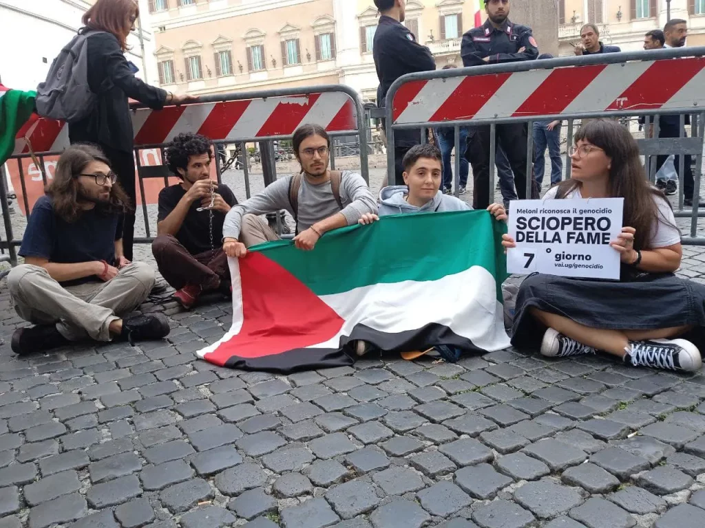 Attivisti di Ultima Generazione bloccati dalle forze dell’ordine davanti a Montecitorio.