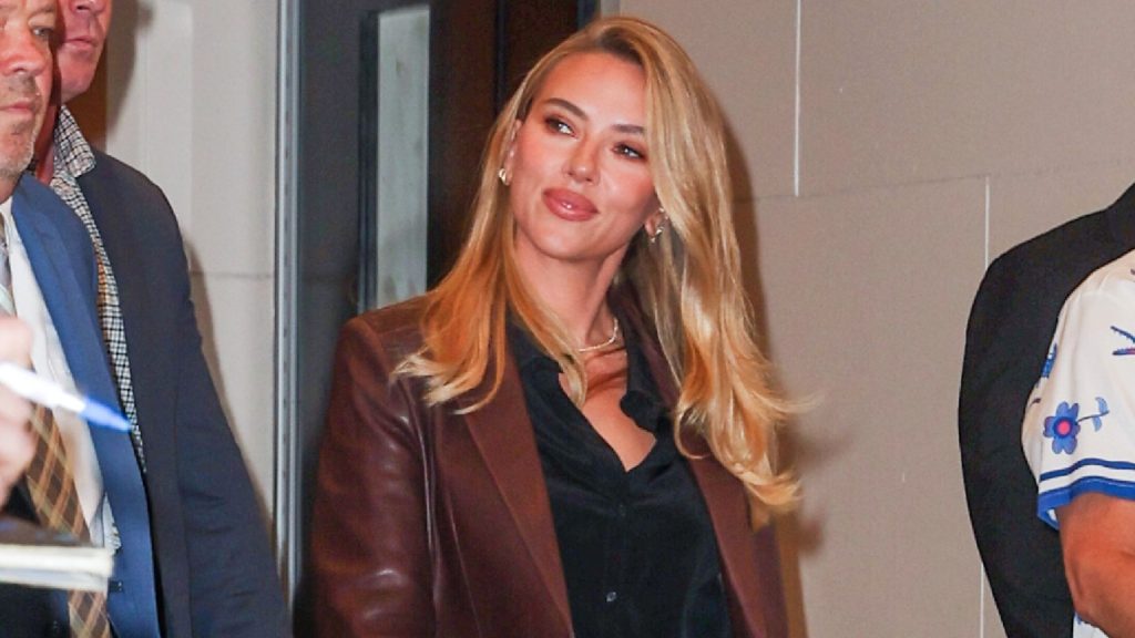 Scarlett Johansson sfoggia una clutch elegante di un brand accessibile, disponibile ora.