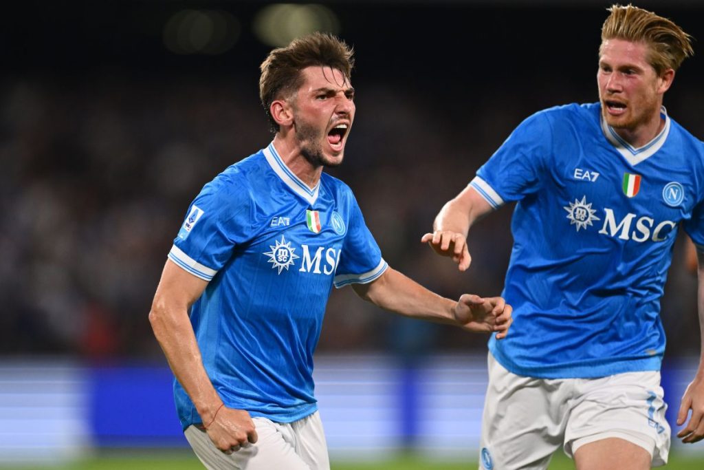 Napoli sconfigge Pisa 3-2 e guida la classifica a punteggio pieno.