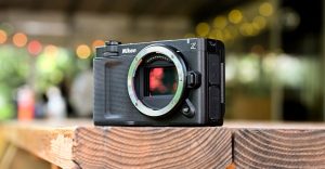 Nikon presenta ZR: la prima fotocamera co-branded con RED per immagini straordinarie.