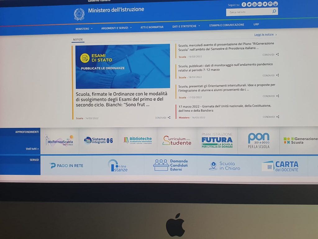 Registro elettronico: più conflitti tra insegnanti e famiglie, alunni sotto pressione e controllo eccessivo.