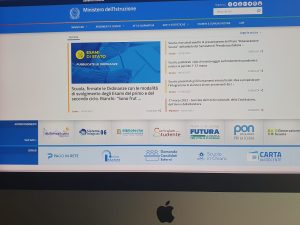 Registro elettronico: più conflitti tra insegnanti e famiglie, alunni sotto pressione e controllo eccessivo.