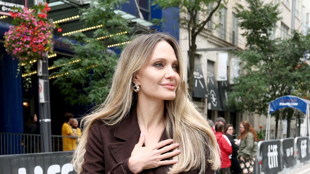 Angelina Jolie sfoggia il trench coat in un modo sorprendente: look vincente per i prossimi mesi.