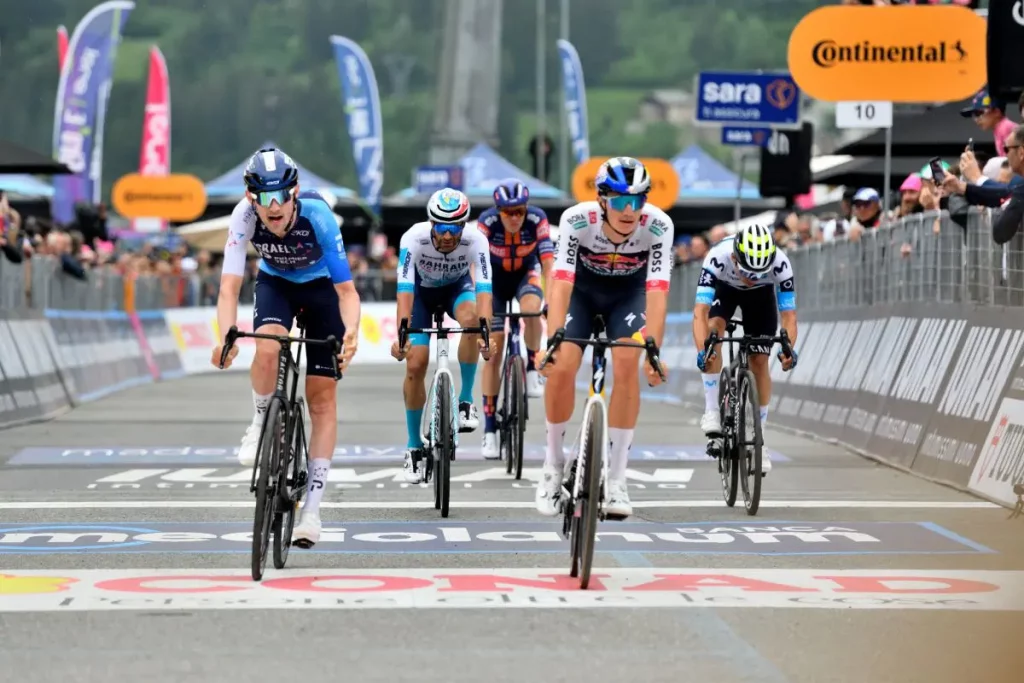 Giulio Pellizzari conquista la sua prima vittoria da professionista nella 17° tappa della Vuelta.