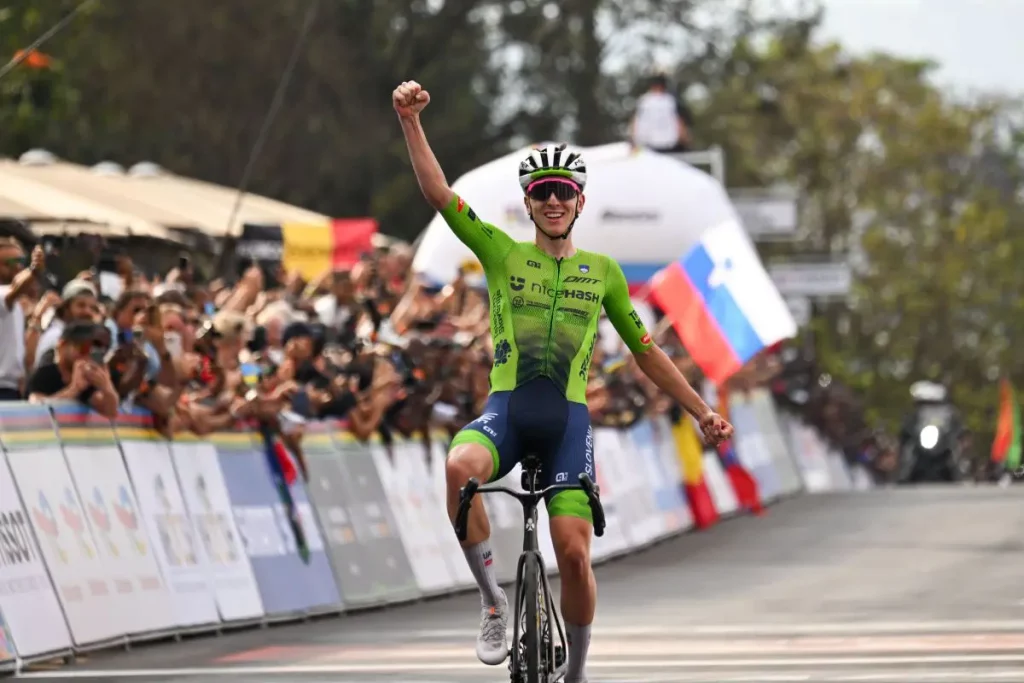 Pogacar riconquista il titolo mondiale, trionfo straordinario in Ruanda per il ciclista sloveno.
