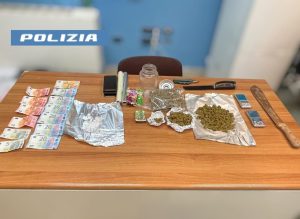 Pusher arrestato nel Milanese: sorpreso con droga e machete.