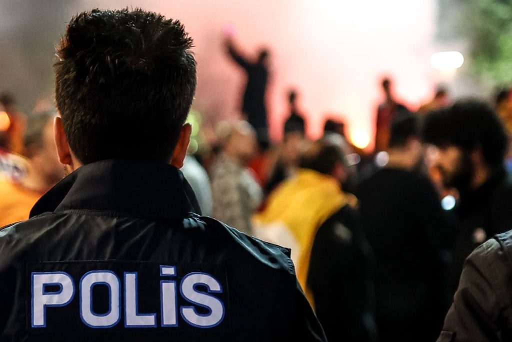 Due agenti di polizia uccisi a Smirne: emergono dettagli sull’attentato.