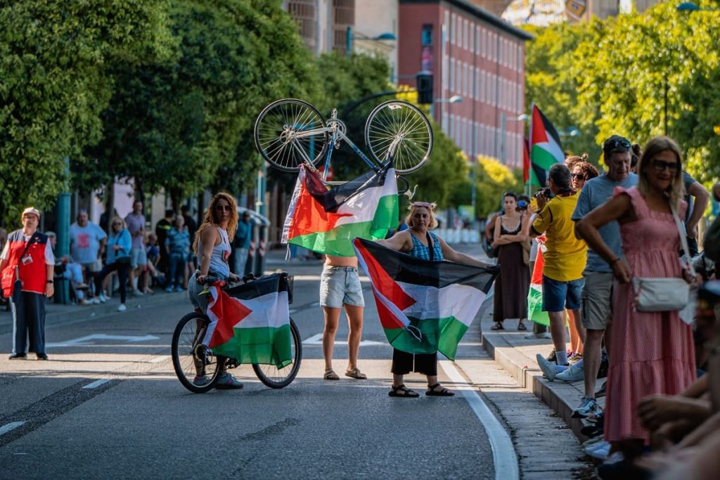 Proteste pro-Palestina alla Vuelta: undicesima tappa senza vincitore.
