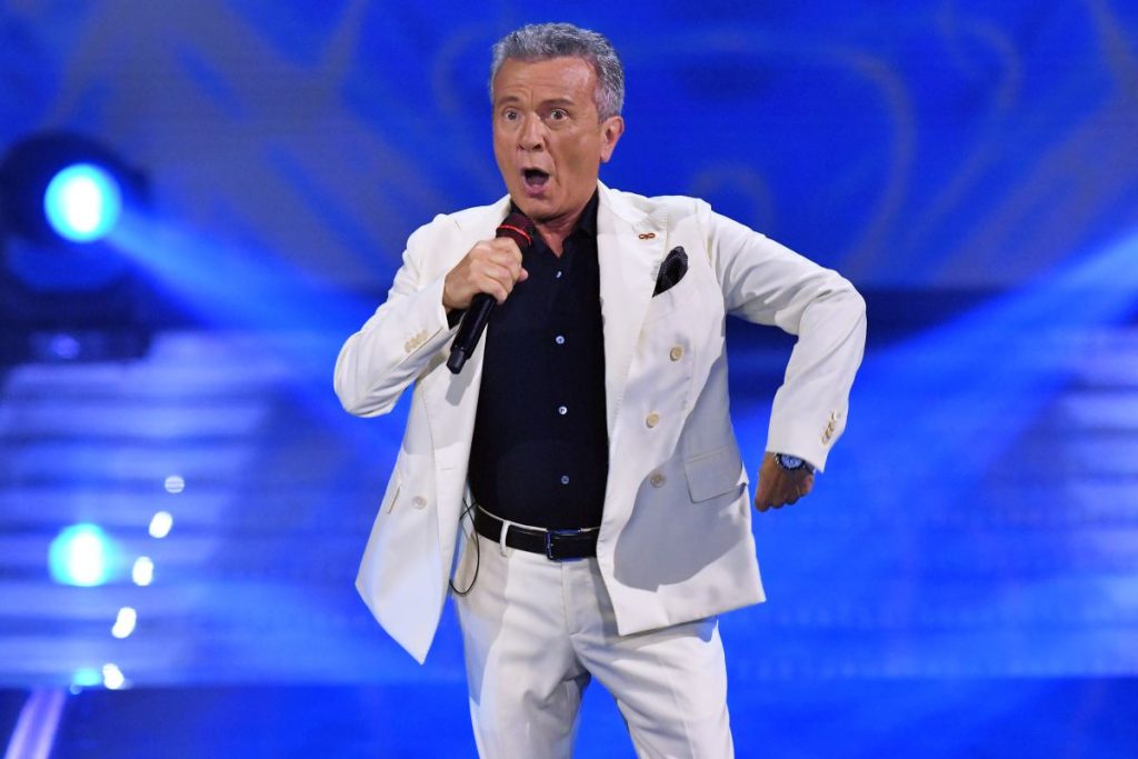 Pupo festeggia 70 anni e lancia il tour mondiale per i suoi 50 anni di musica.