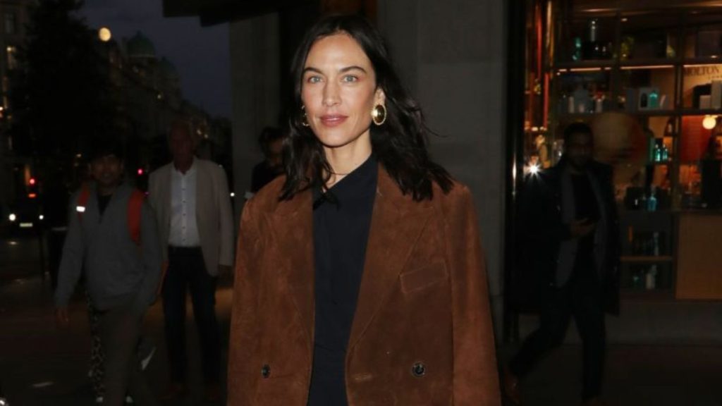 Alexa Chung mostra perché il giubbotto in suede è l’alleato perfetto per l’autunno.