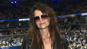 Katie Holmes sfoggia in anteprima la bag Marni must-have della stagione.