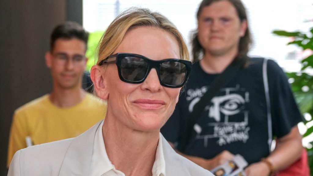 Cate Blanchett reinventa il cappotto classico con tagli relax e tonalità neutre.