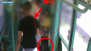 Tram a Milano: rapinato un ipovedente, due arresti effettuati dalla polizia.