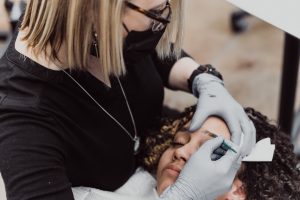 Guida essenziale in 7 passaggi per ottenere sopracciglia più piene con il microblading.