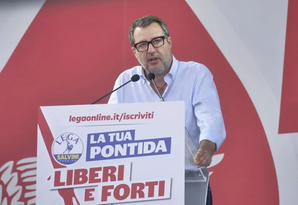 Matteo Salvini, segretario della Lega, ha reso omaggio all'attivista americano Charlie Kirk durante...