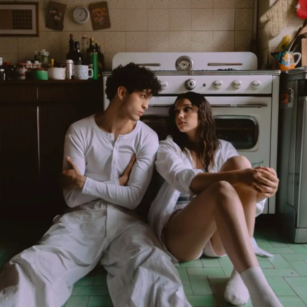 “Semplicemente”: il nuovo singolo di Sarah Toscano, in collab con Mida, presto disponibile!