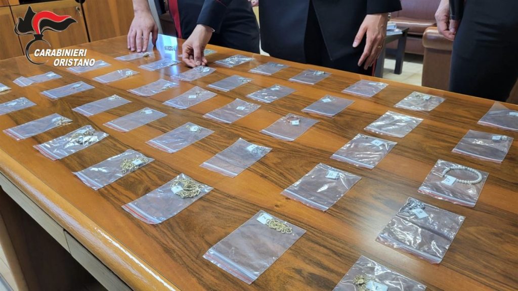 Furti di gioielli in Sardegna: ricettatrice identificata nel Ferrarese. Indagini in corso.