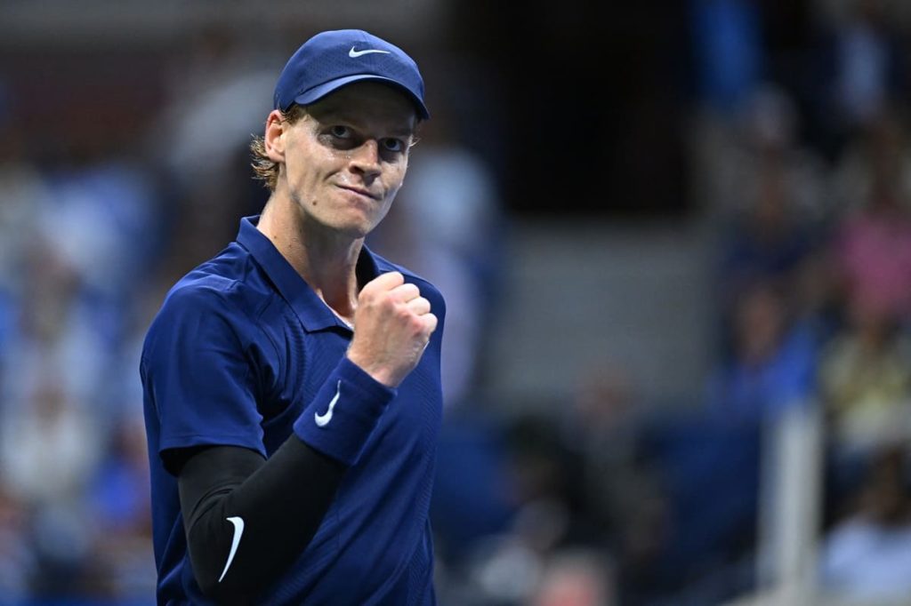 Jannik Sinner Avanza in Semifinale agli US Open 2025 NEW YORK (ITALPRESS) - Jannik Sinner conquista...