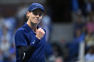 Jannik Sinner conquista la semifinale agli Us Open, supera Musetti in un derby azzurro.