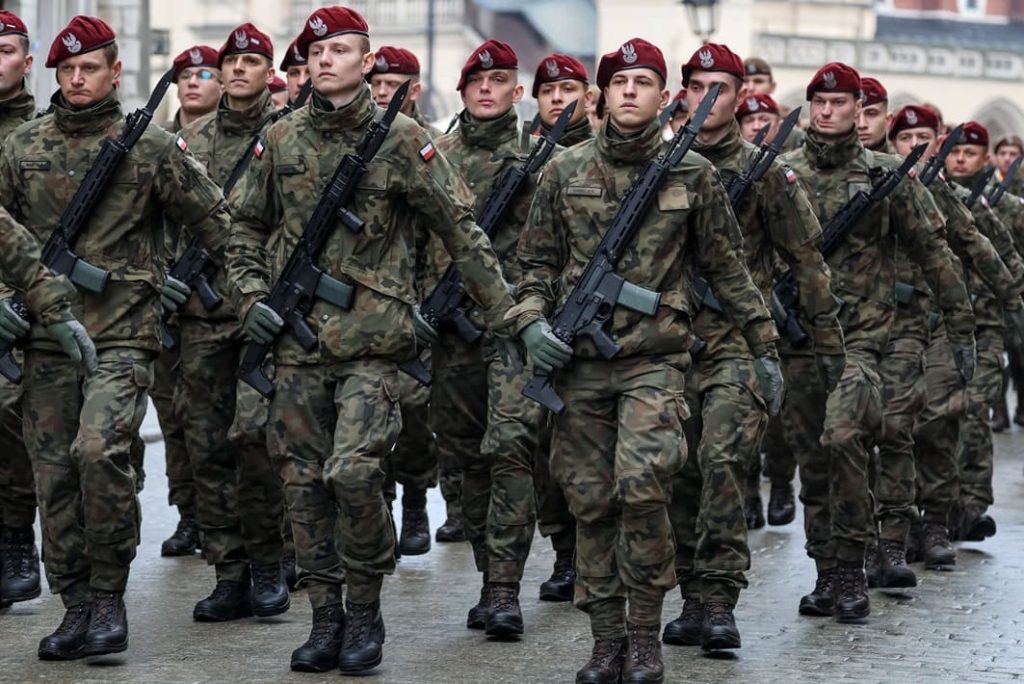 Polonia dispiega 40.000 soldati al confine, Macron invia tre aerei da guerra francesi.