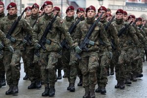 Polonia dispiega 40.000 soldati al confine, Macron invia tre aerei da guerra francesi.