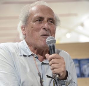 Addio a Stefano Benni, il celebre scrittore, scomparso a 78 anni, lascia un grande vuoto.