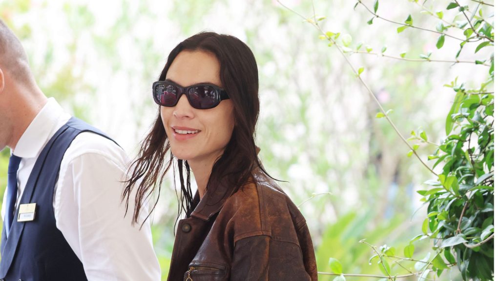 Alexa Chung dimostra che le borse più grandi sono la scelta vincente per la nuova stagione.