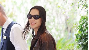 Alexa Chung dimostra che le borse più grandi sono la scelta vincente per la nuova stagione.