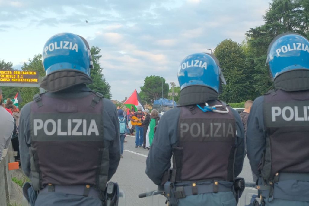 Scontri a Torino: manifestanti e polizia feriti durante il corteo per il Salone dell’Auto.