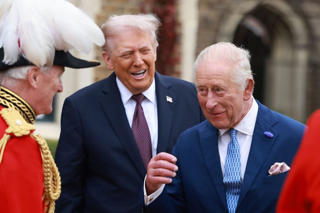 Re Carlo incontra Trump al castello di Windsor: un incontro tra monarchia e politica.