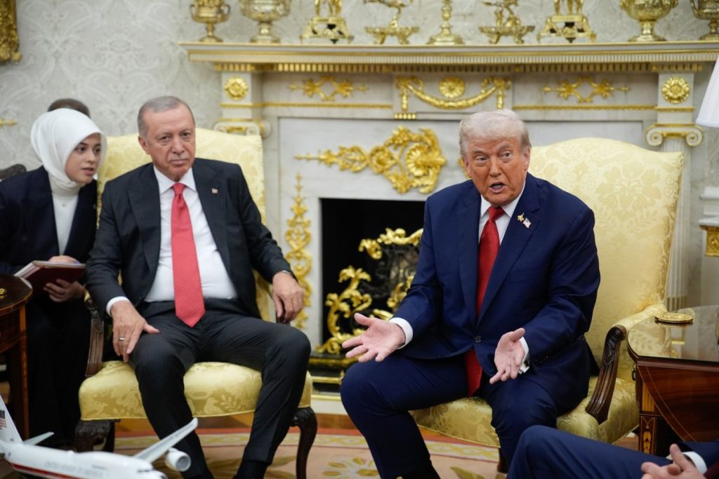Trump ed Erdogan: incontro chiave per accordo su Gaza, Russia sotto attacco ma senza guadagni.