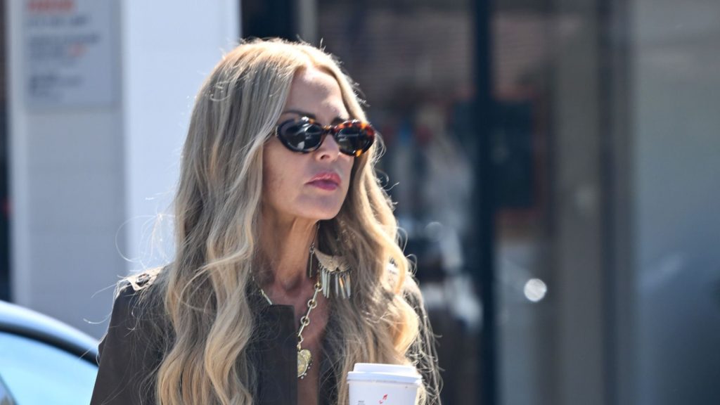 Jacket utility: l’essenziale leggero di Rachel Zoe per le mezze stagioni.