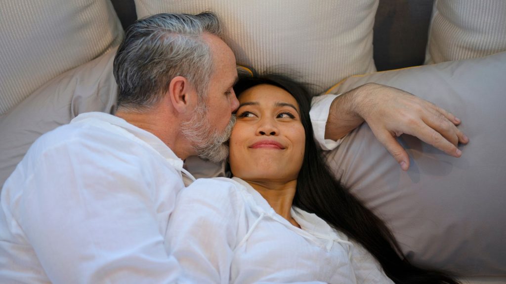 Il significato di spooning e i benefici scientifici del coccolarsi, dentro e fuori dal letto.