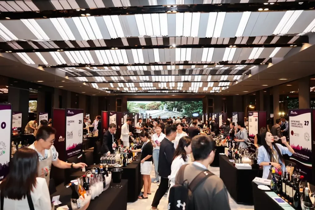 Vinitaly: il China Roadshow tocca Pechino, Wuhan e Chengdu, promuovendo l’eccellenza vinicola italiana.