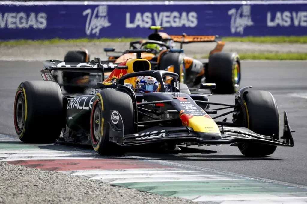 Verstappen trionfa a Monza; McLaren sorprendenti sul podio, Leclerc quarto e Hamilton sesto.