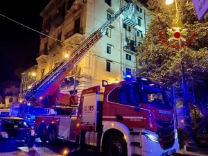 Incendio notturno in appartamento a Palermo: fortunatamente nessun ferito segnalato.