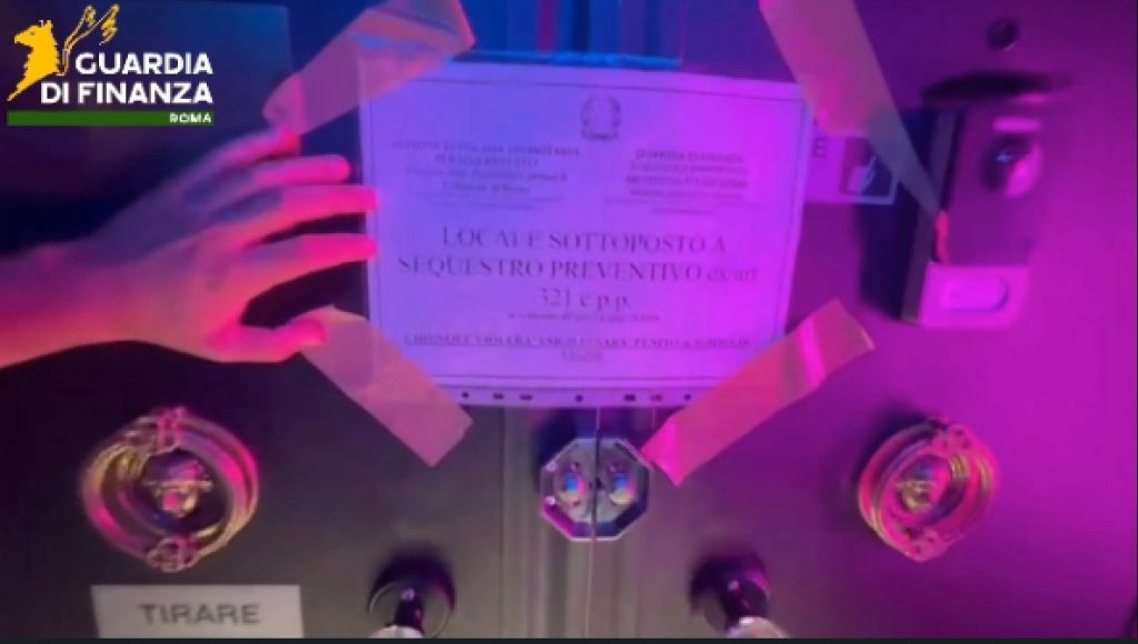 Titolare di un night club a Roma arrestato per prostituzione ed evasione fiscale.