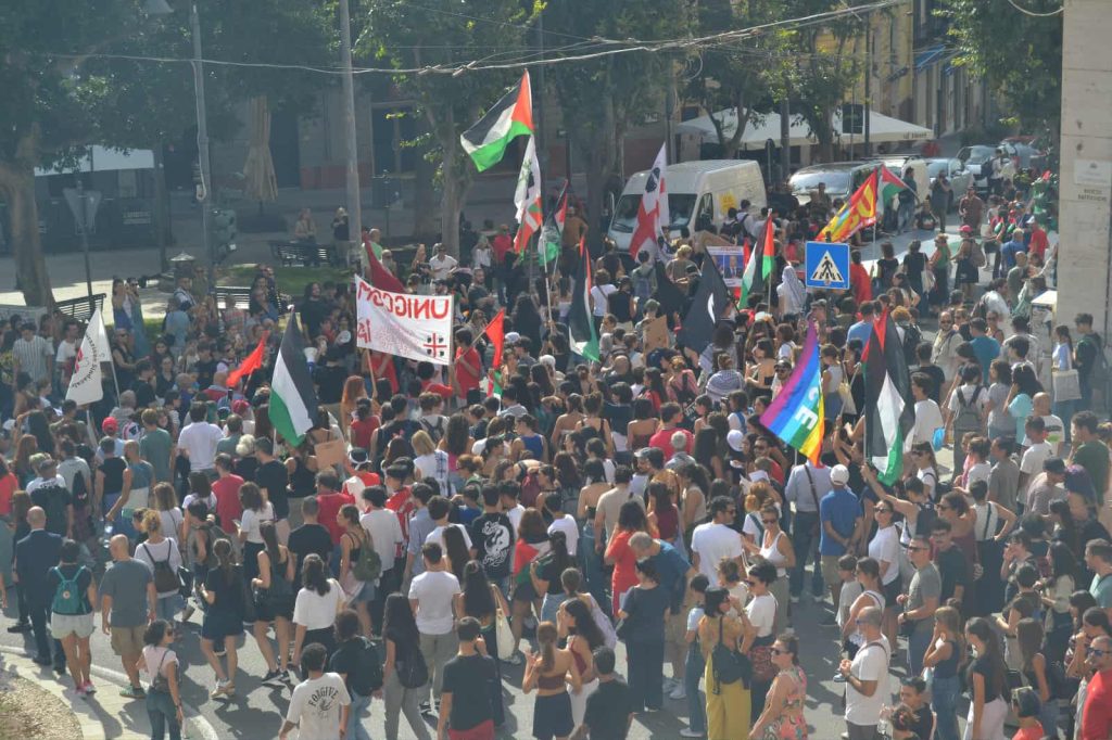 Cagliari protesta per Gaza: traffico in tilt e grande partecipazione.
