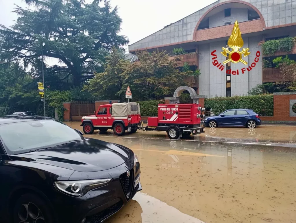 MILANO (ITALPRESS) – La tempesta ha colpito Milano e provincia, costringendo i vigili del fuoco a...