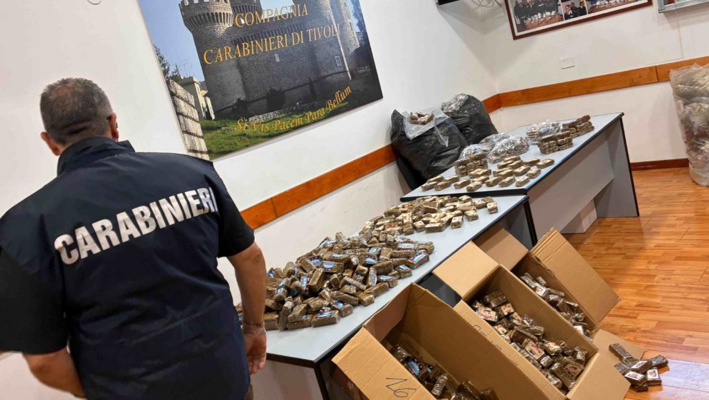 540 kg di hashish trovati nel rimorchio di un tir: camionista arrestato.