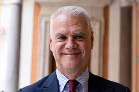 Zangrillo propone giuramento per docenti: un passo indietro nella storia della scuola italiana.