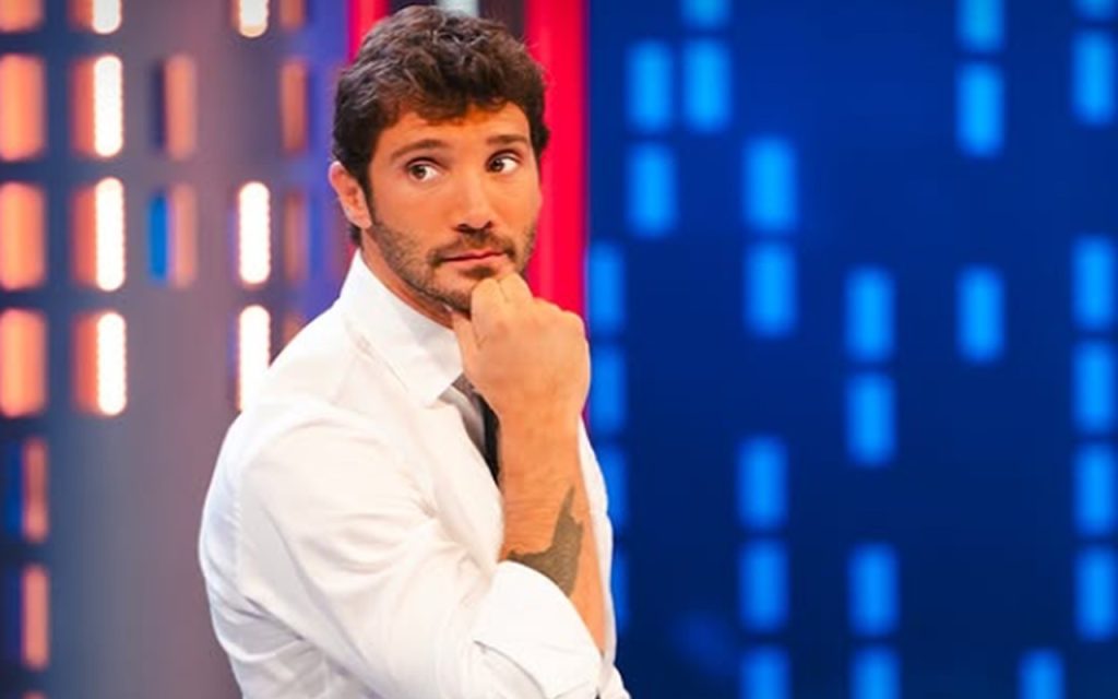 Affari Tuoi si prepara a una nuova sfida dopo il debutto deludente: le contromisure della Rai per...