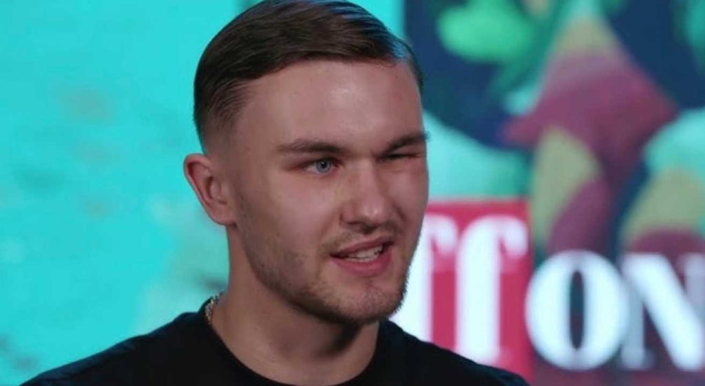 Aggressione contro il personale: spintoni e danneggiamenti in un incidente incontrollato.