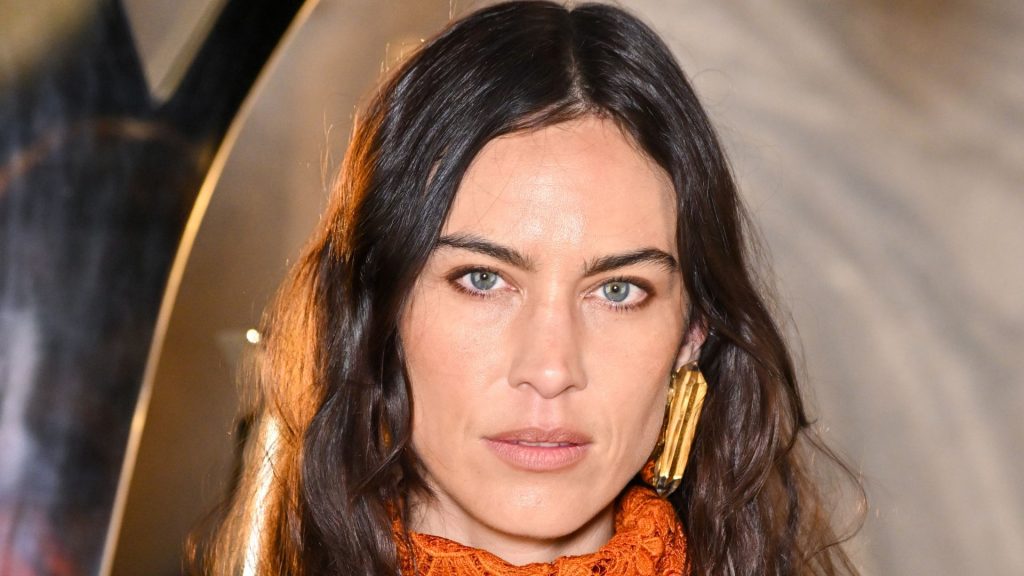 Alexa Chung: i jeans skinny tornano, ma con un fit più comodo e moderno.