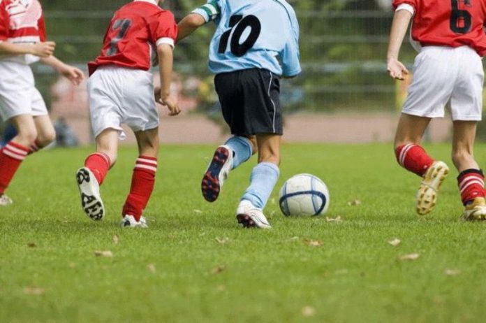 Genitori aggressivi difendono i figli: portiere 13enne ferito durante una partita a Collegno.