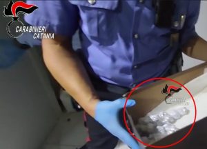 Catania: 12 kg di droga sequestrati in casa trasformata in piazza di spaccio.